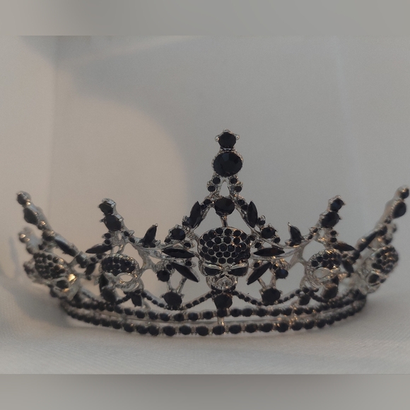 Through The Veil Gothic Goddess Sparkling Black Skull Tiara NEW - Picture 3 of 8